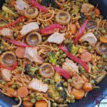 Fried noodle, vegetable and white tuna fideuá
