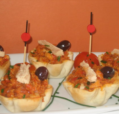 Christmas: White tuna neck, with tomato, onion and pepper confit canapés