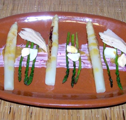 Have you noticed that we are starting to have more daylight hours? Spring will be with us in just over a month, so we are looking for a dish with a touch of spring about it. And the tuna belly and vinaigrette tapa from La cocina de Manel y Pilaris just the ticket
