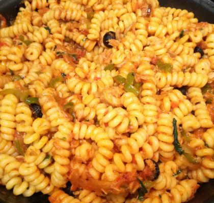 Fusilli pasta with tomato sauce, tuna and basil