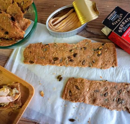 Christmas canapé: Spelt crackers with tuna belly and roasted aubergine