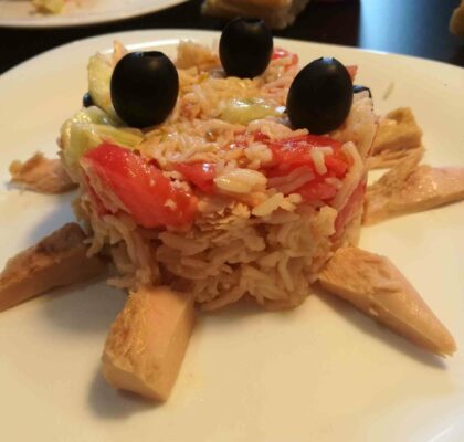 Rice salad for Halloween. is a simply rice salad with tuna, but assembled in the shape of a “little monster” or three-eyed spider.