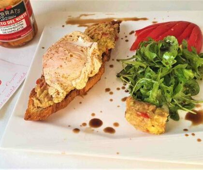 Croissant with poached egg made in smoked tea and guacamole with tuna in olive oil and Espelette paprika