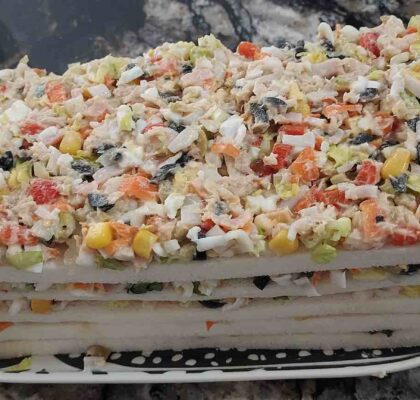Cold tuna pie or mounted salad