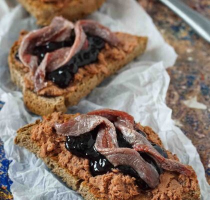 Contrasting toast for Three Kings Day