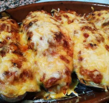 Eggplants stuffed with tuna and peppers