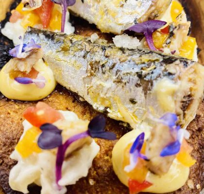 Bread biscuit with sardines in paprika oil